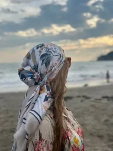 ۵ مدل بستن شال ساحلی جذاب و پرطرفدار