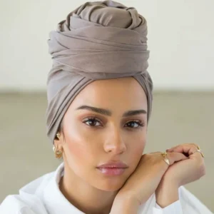 مدل‌های محبوب بستن شال و روسری در فصل پاییز 