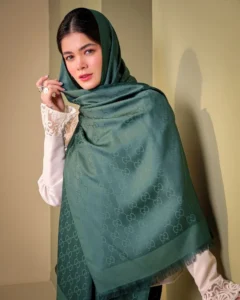 چطور شال و روسری را در محیط کاری شیک و حرفهای بپوشیم؟
