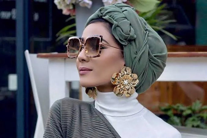 ست کردن شال و روسری با اکسسوری
